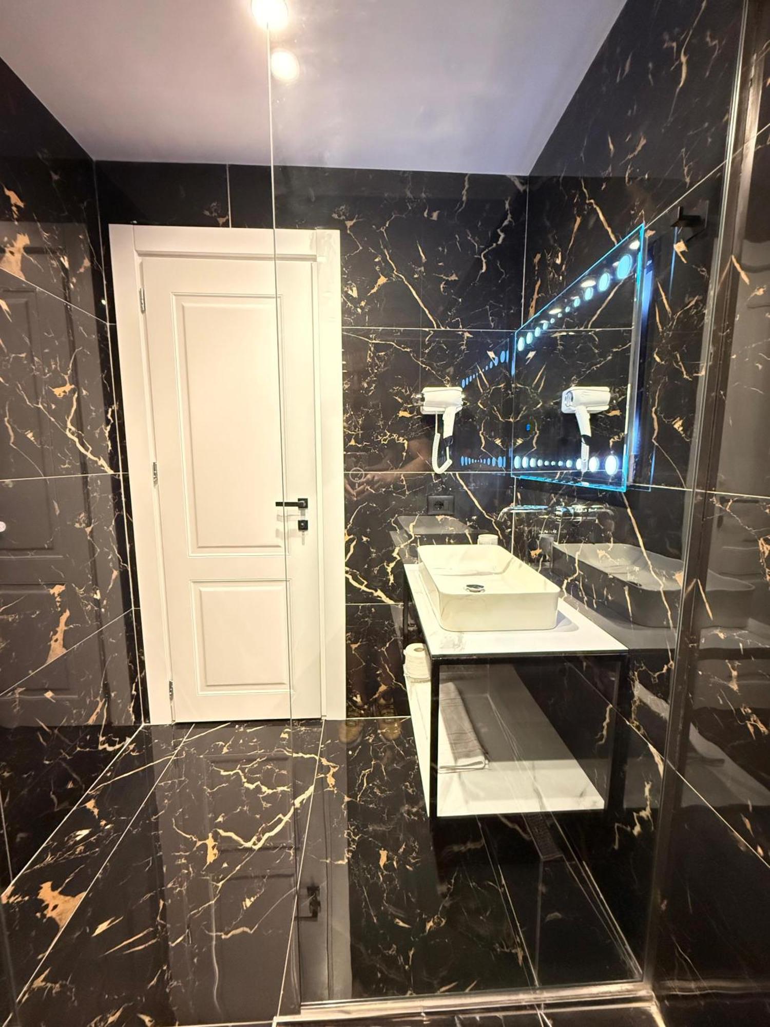 The Queen'S Lion Premium Hotel Sarandë Eksteriør bilde